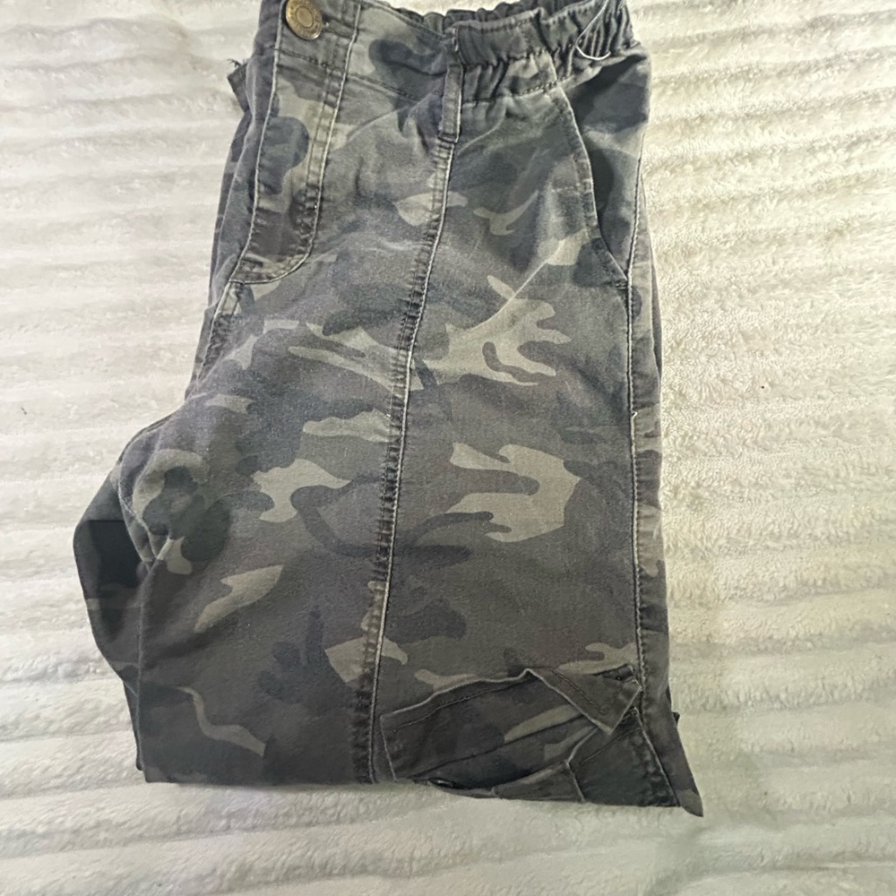 Gray Camouflage Jeans with Sturdy Cotton Blend